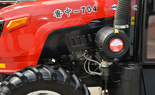 DB真人-704型拖拉机