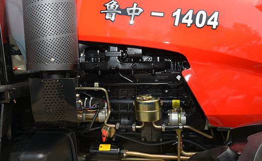 DB真人-1404型拖拉机