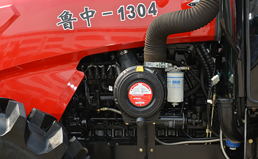 DB真人-1304型拖拉机