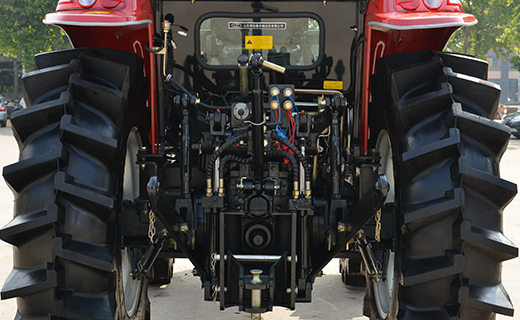 DB真人-1304型拖拉机