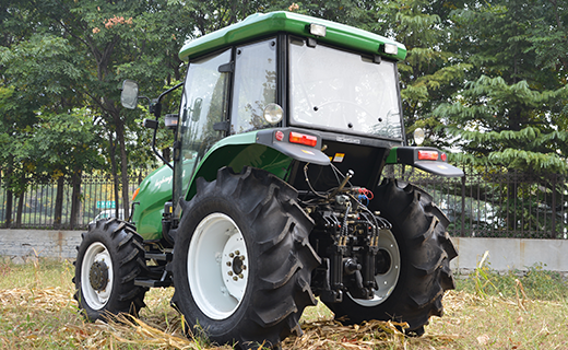 DB真人-1104型拖拉机