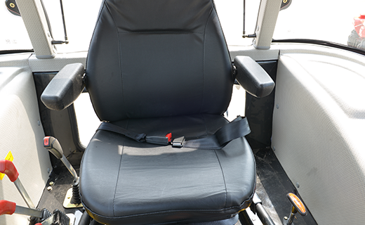 DB真人-1504型拖拉机