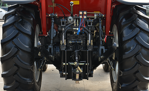 DB真人-1000型拖拉机